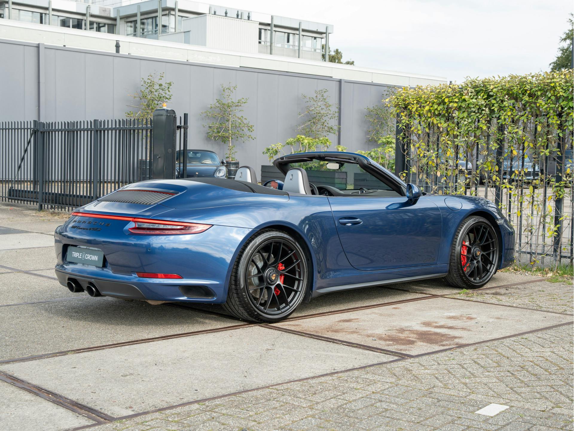Porsche 911 Cabrio 3.0 Carrera 4 GTS | Blue Metallic Wrap | Bose | Adaptieve Sport-Stoelen